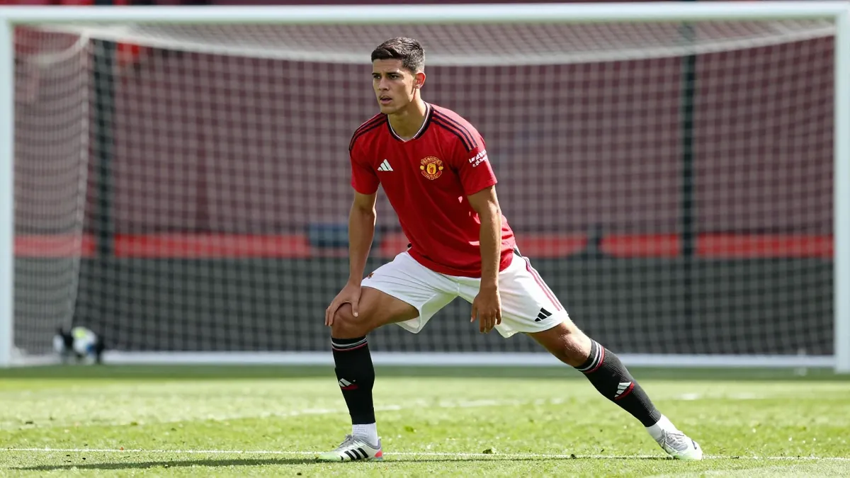 Manchester United have confirmed the departure of left-back Tyrell Malacia, who has signed a contract with MLS side FC...