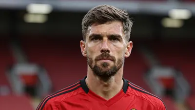 Carrick’s defence dilemma puts Manchester United’s title hopes at risk