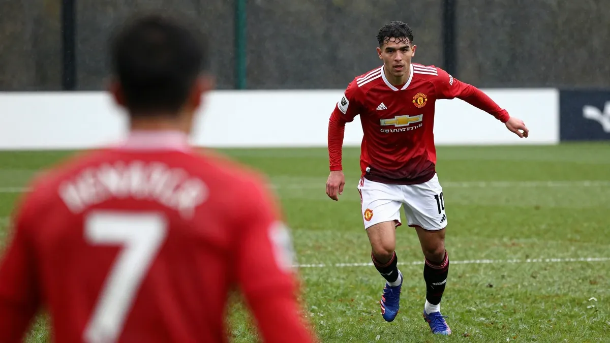 Aston Villa's Jhon Durán is set to sign a new contract, closing the door on a potential transfer to Manchester United